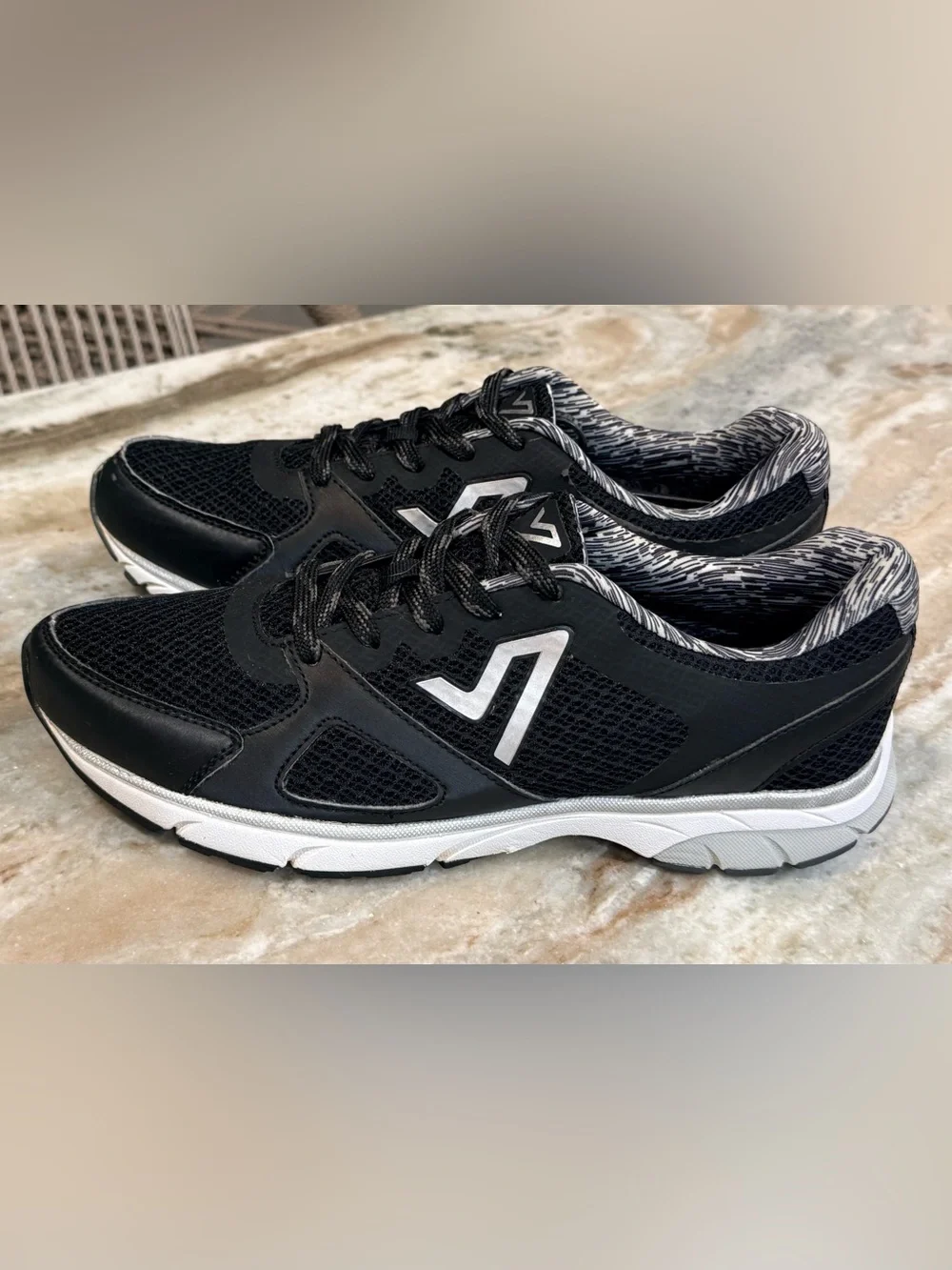 Women’s VIONIC Drift Satima black lace up sneakers- Size 9.5